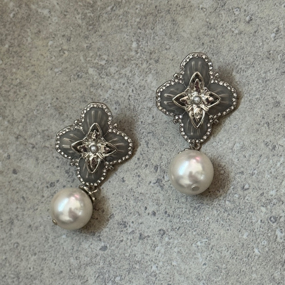 💖4/$30 NEW Elegant Silver and Pearl Earrings